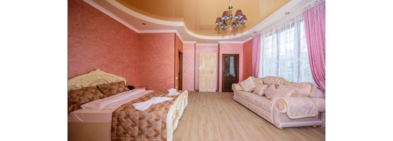 Фото № 1: Джуниор сюит – отдых в Hotel Royal в Алуште, Крым