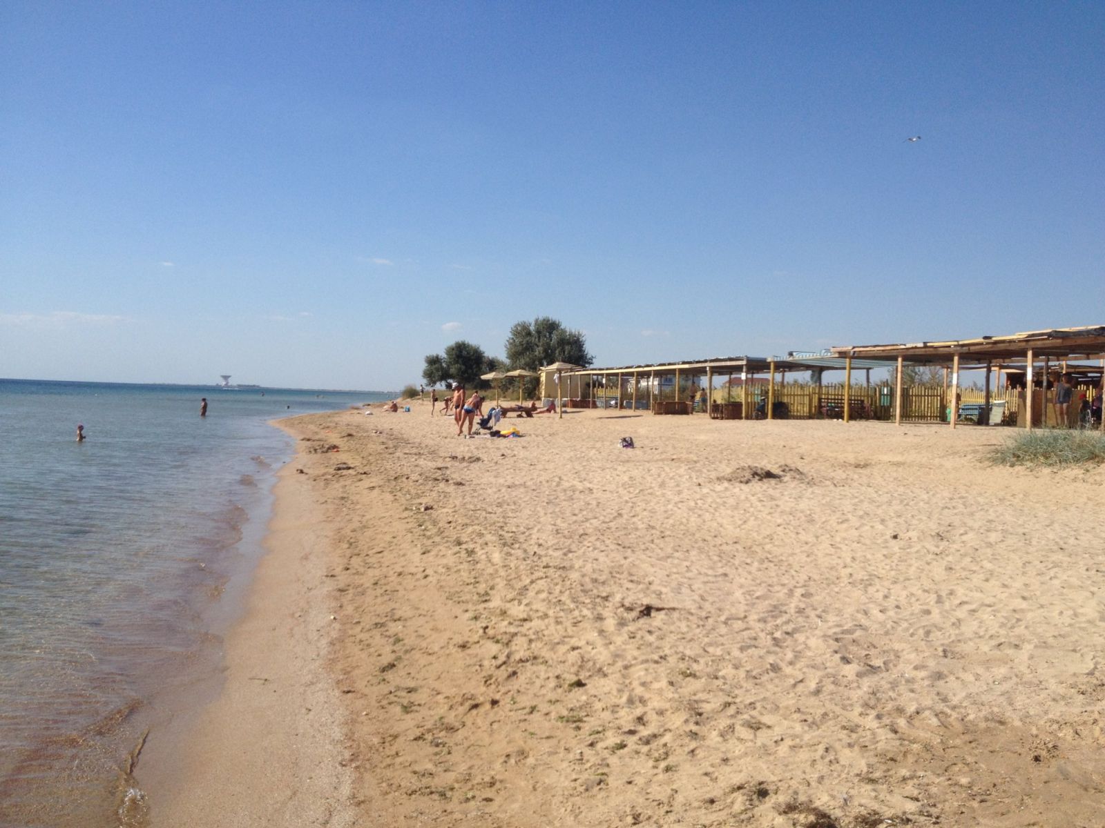 Пляж в Заозерном в Крыму – идеальное место для отдыха с детьми