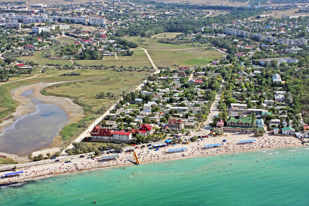 Вид сверху на пляж Черноморского в Крыму