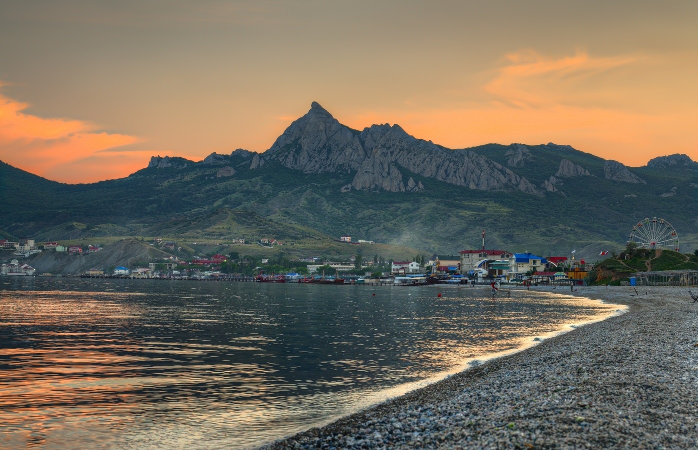 Пляж Коктебеля в Крыму, горы рядом с поселком