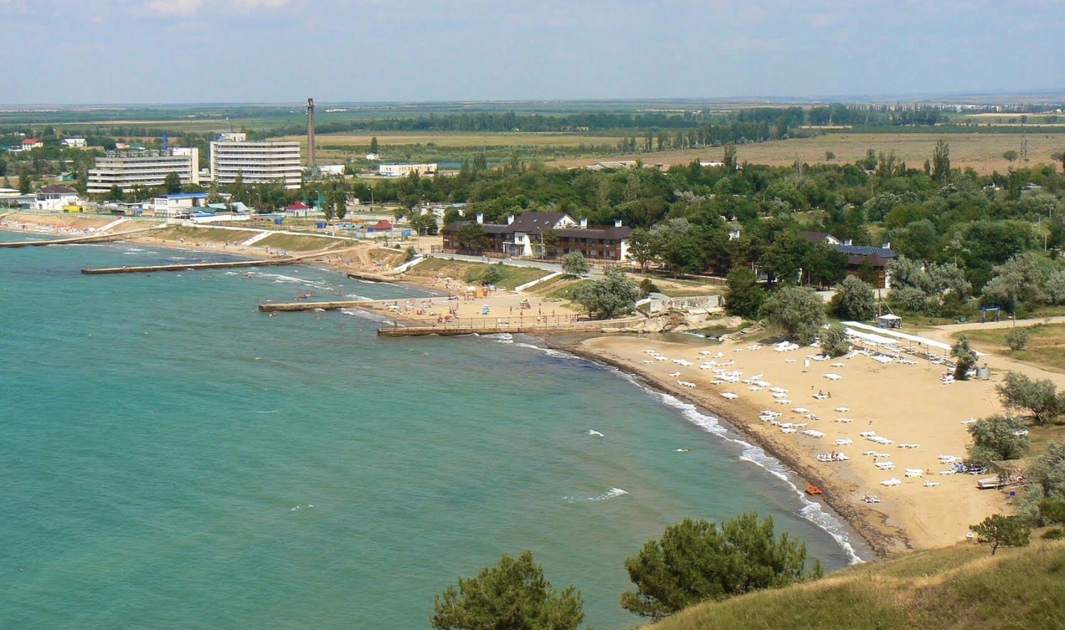 Вид сверху на пляжи Песчаного в Крыму
