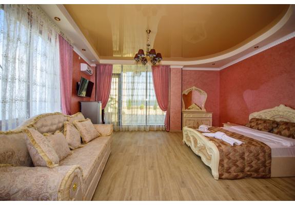 Фото № 3: Отель в Алуште на берегу моря 2024 – отдых в Hotel Royal в Алуште, Крым