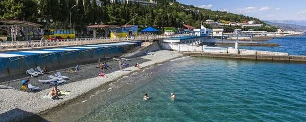 Инфраструктура на пляже в Алуште, Крым