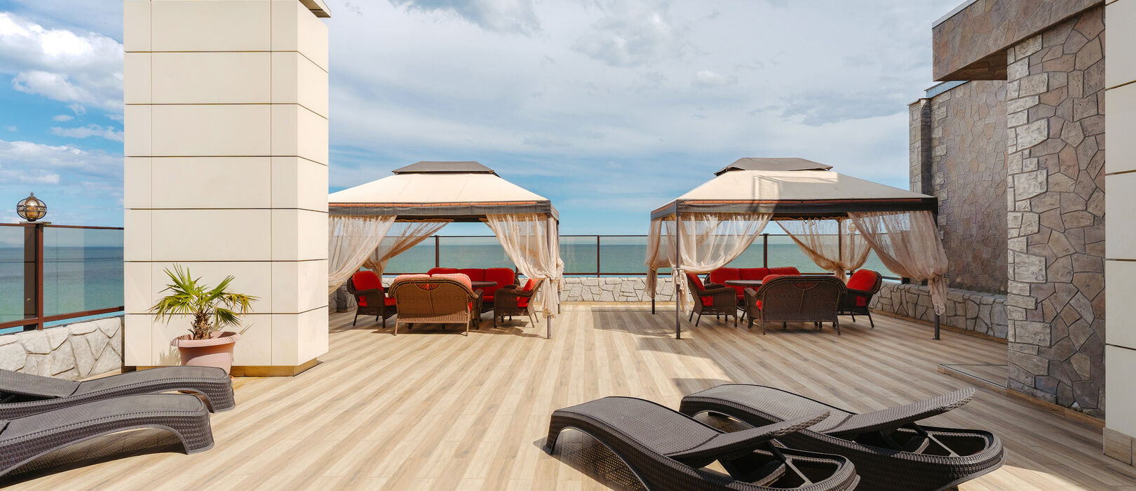 Пляж и море отеля VK-Hotel Royal, Алушта Крым