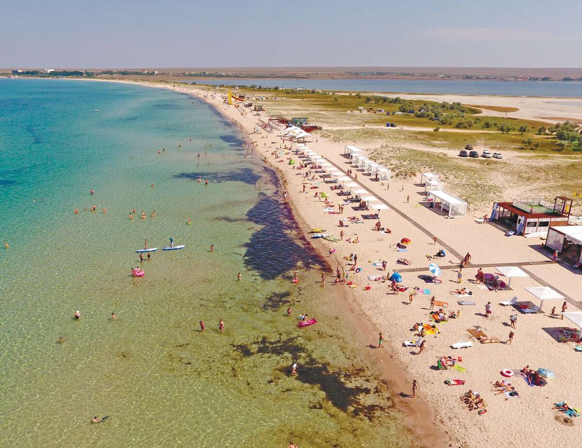 Вид сверху на пляж Оленевки в Крыму